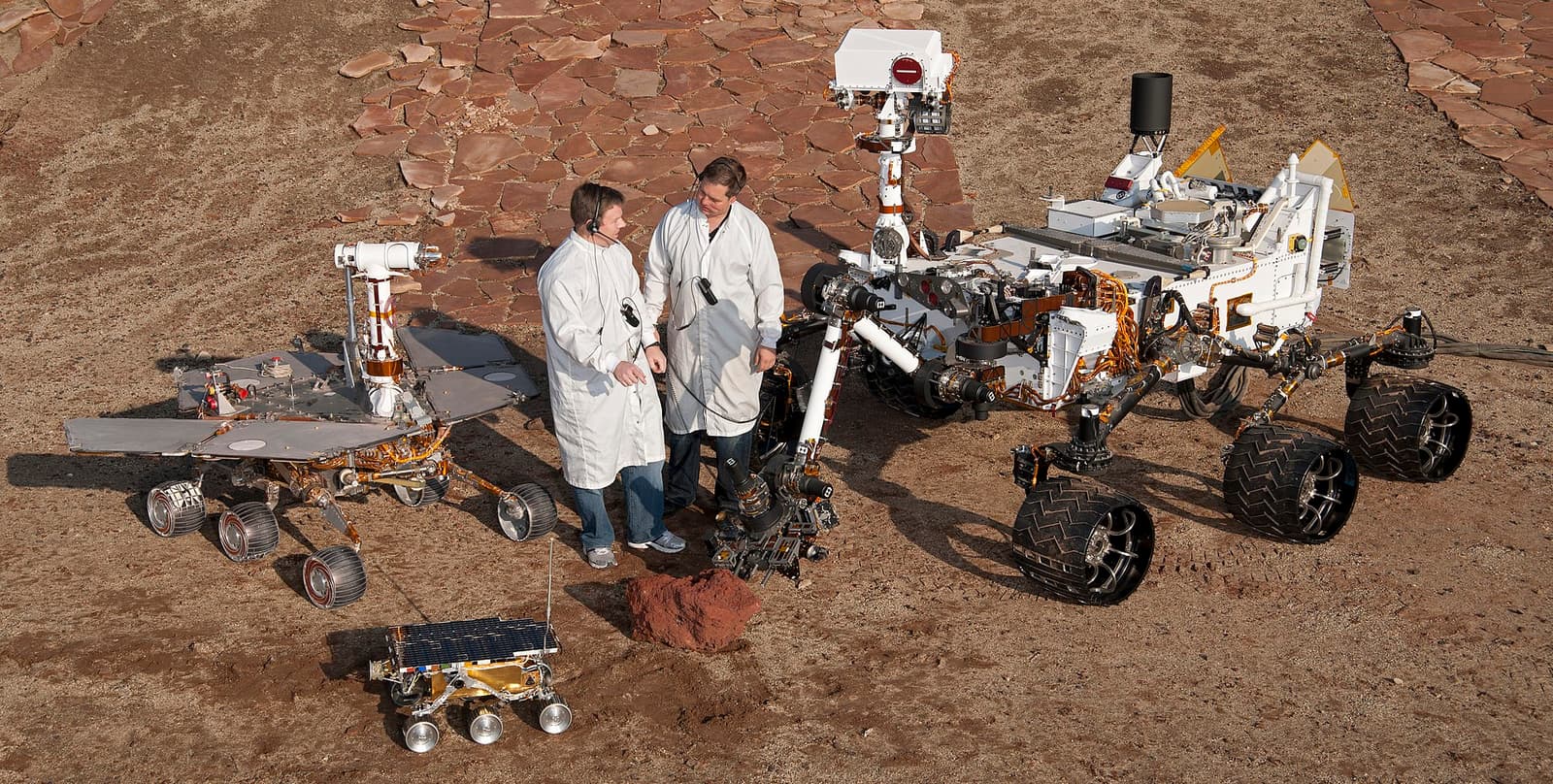 1920px-PIA15279_3rovers-stand_D2011_1215_D521.jpg