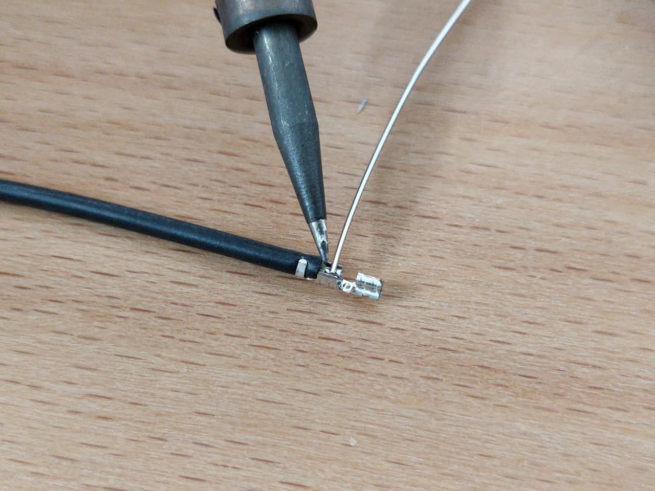 solder_wire_end_onto_inner_terminal_arms.jpg