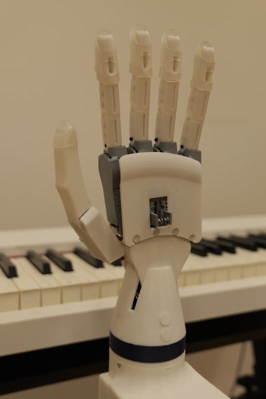 hand_on_piano.jpg