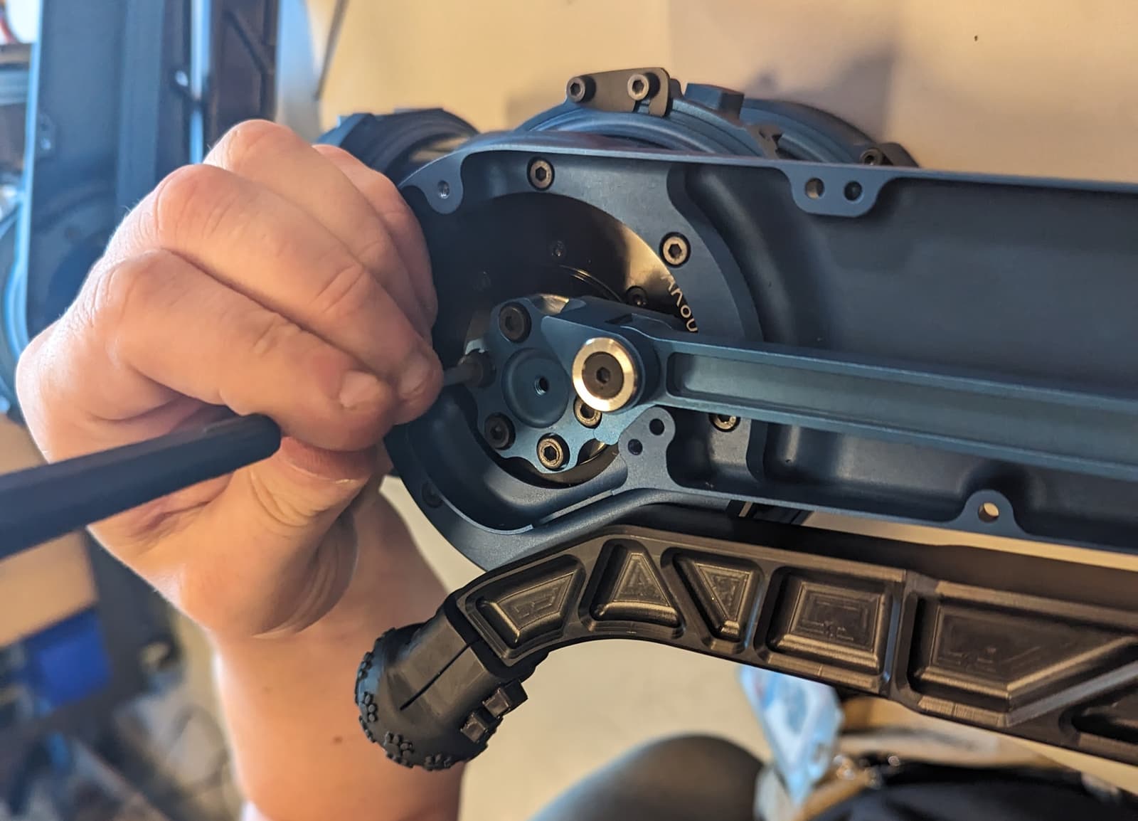 linkage_bolted_to_motor.jpg