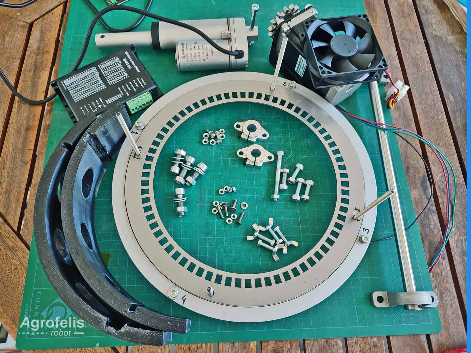 implement-2-degrees-rotating-mount-03-components.jpg
