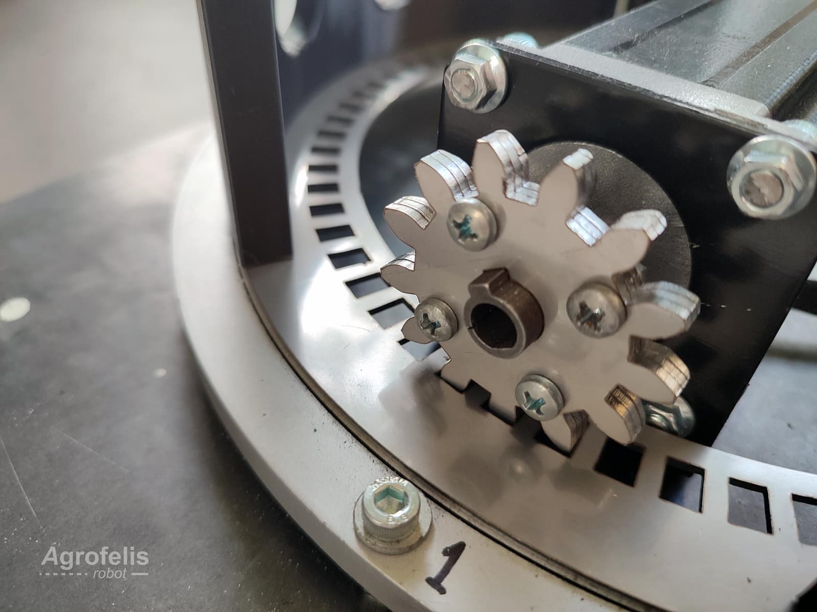 implement-2-degrees-rotating-mount-16-gear-view.jpg
