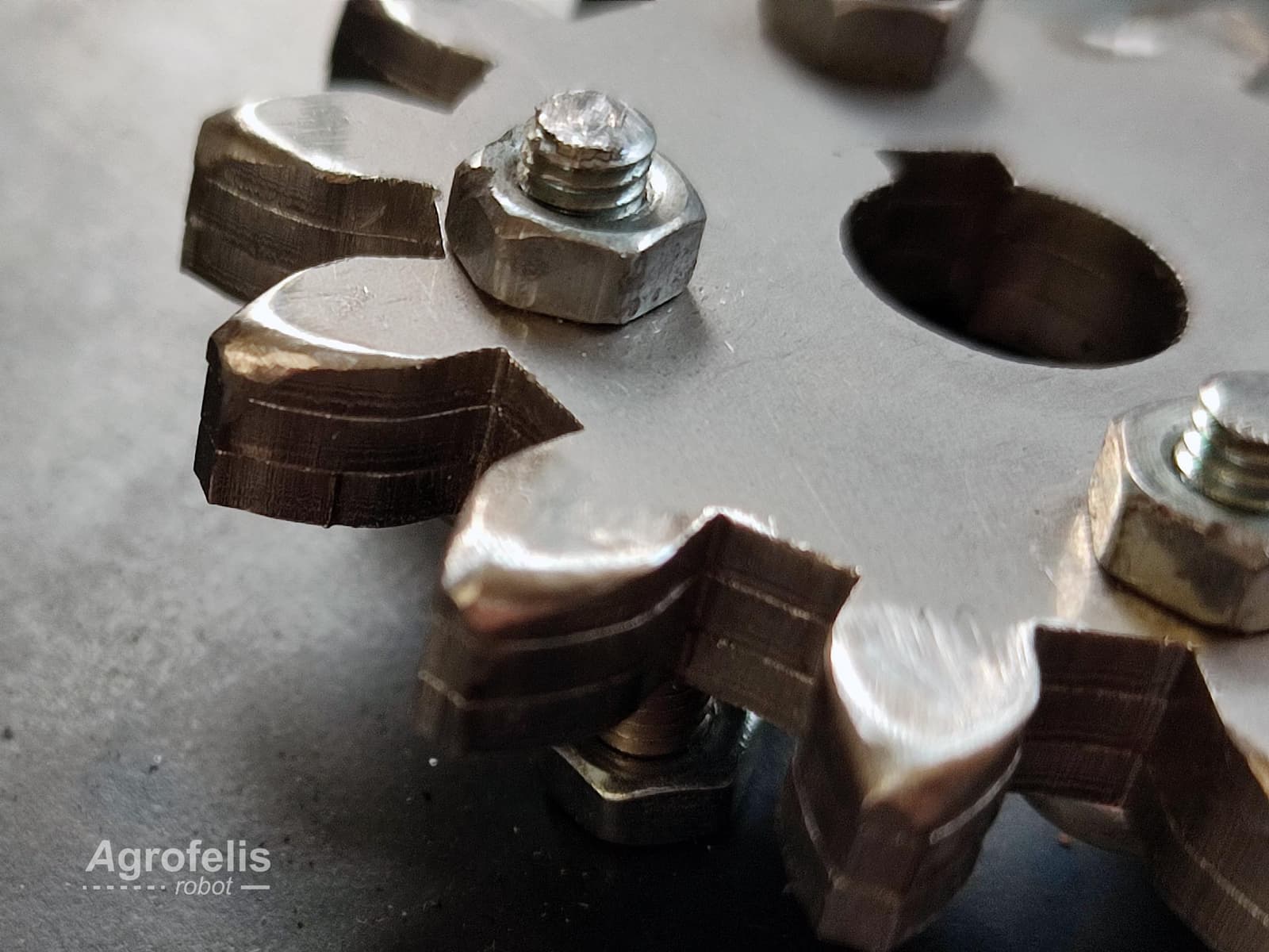 implement-2-degrees-rotating-mount-18-gear-edge.jpg