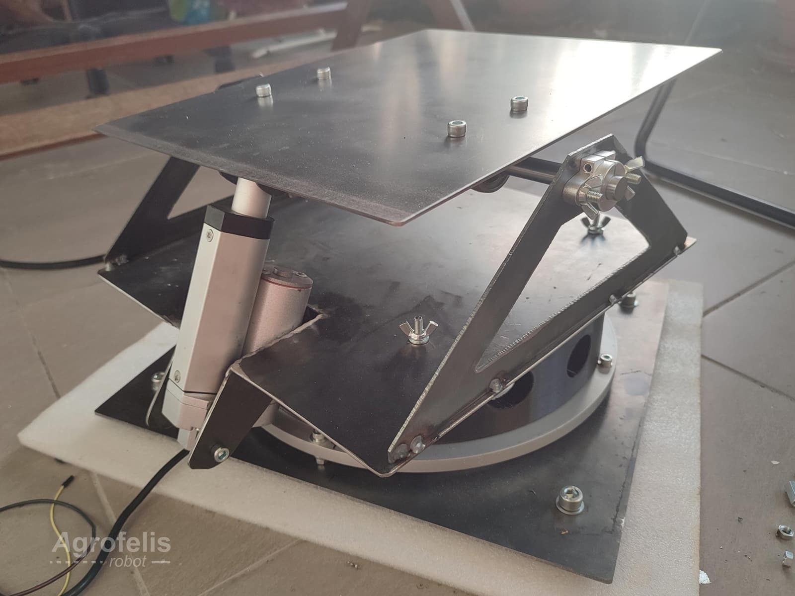 implement-2-degrees-rotating-mount-24-fabricated-a.jpg