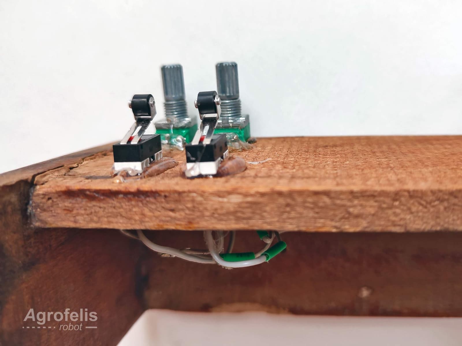 remote-control-07-switch-potetiometer.jpg