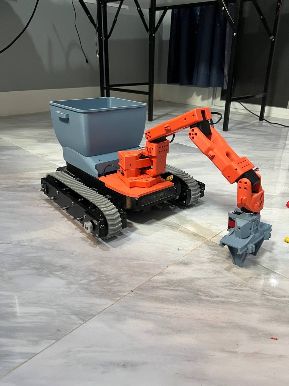 build_08_arm_gripper_reach_20260926.jpg