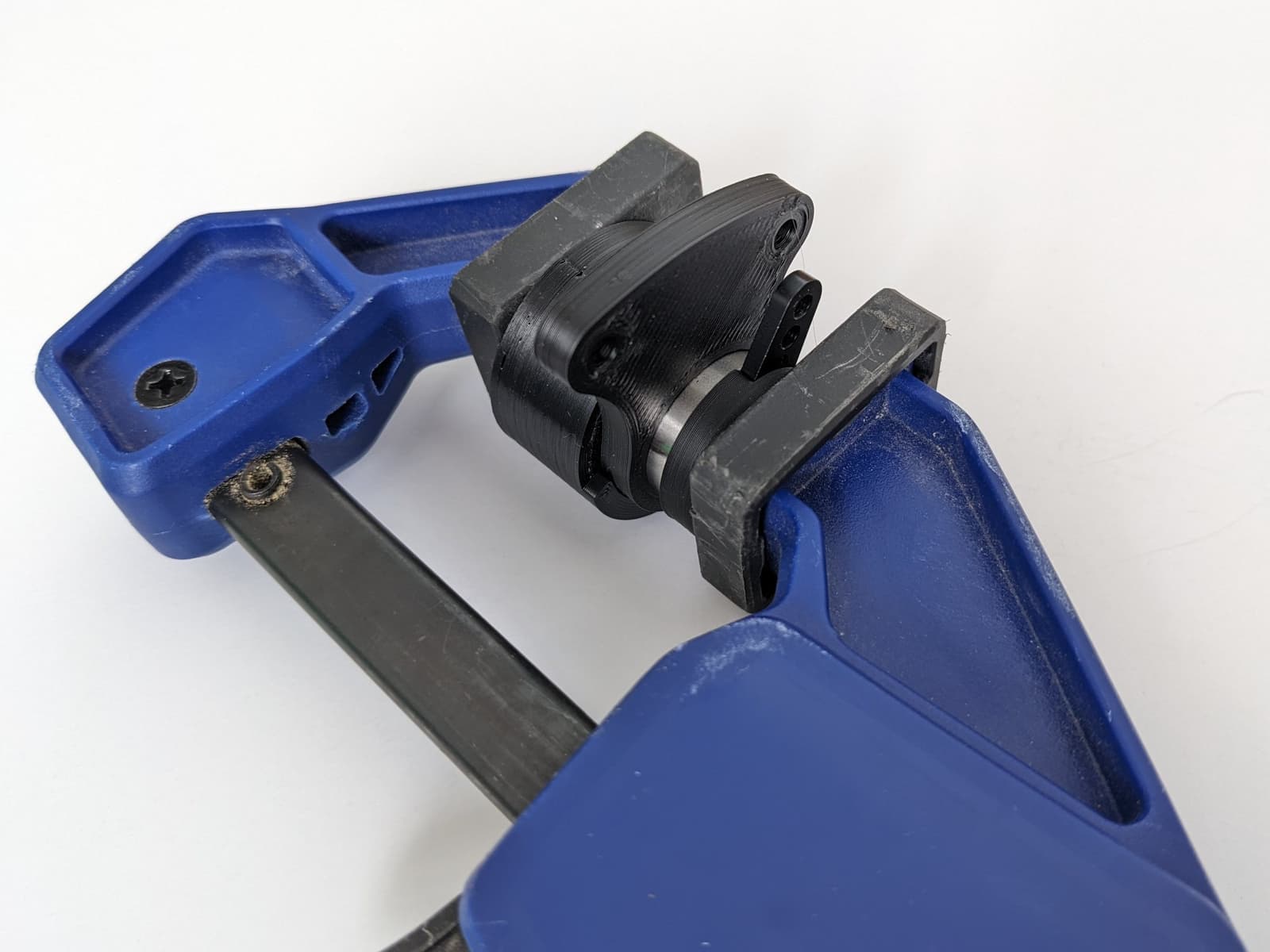 zuko-v2.1-bearing-pressing-bearing-into-linked-leg-bridge.jpg
