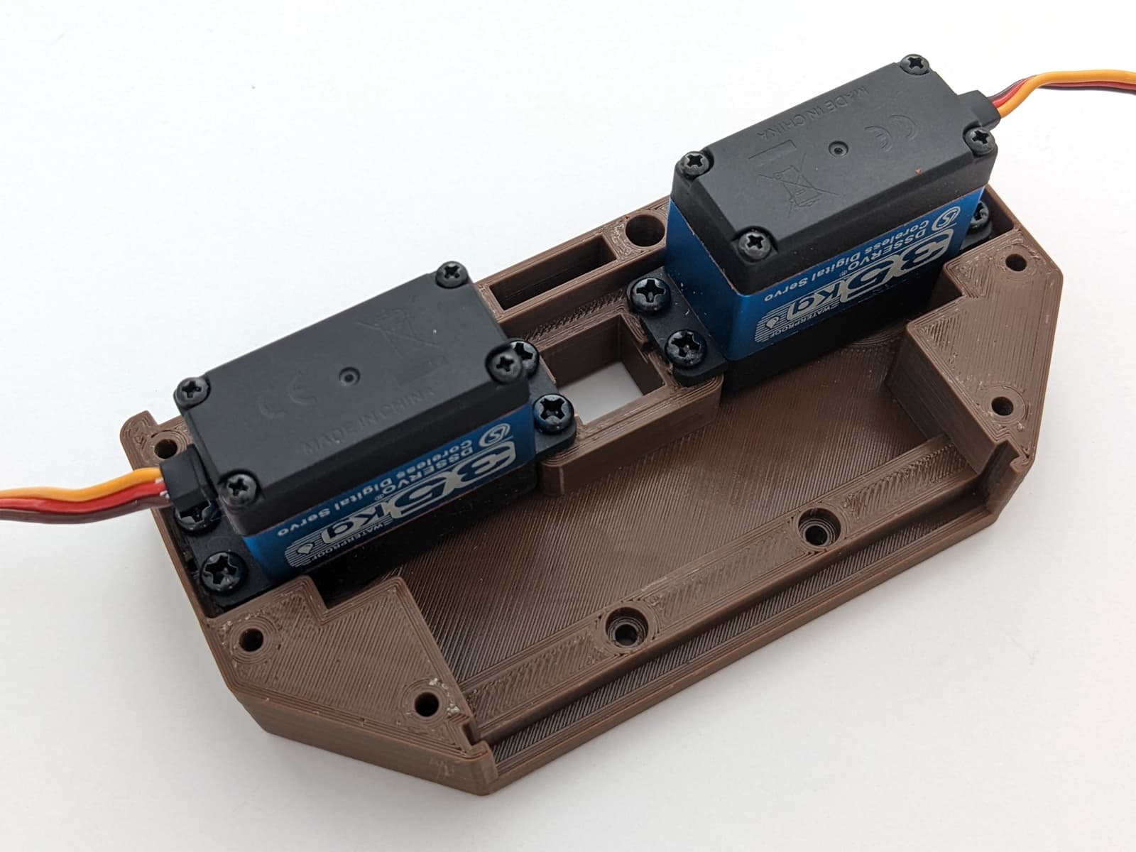 zuko-v2.1-center-frame-hip-servos-attached.jpg