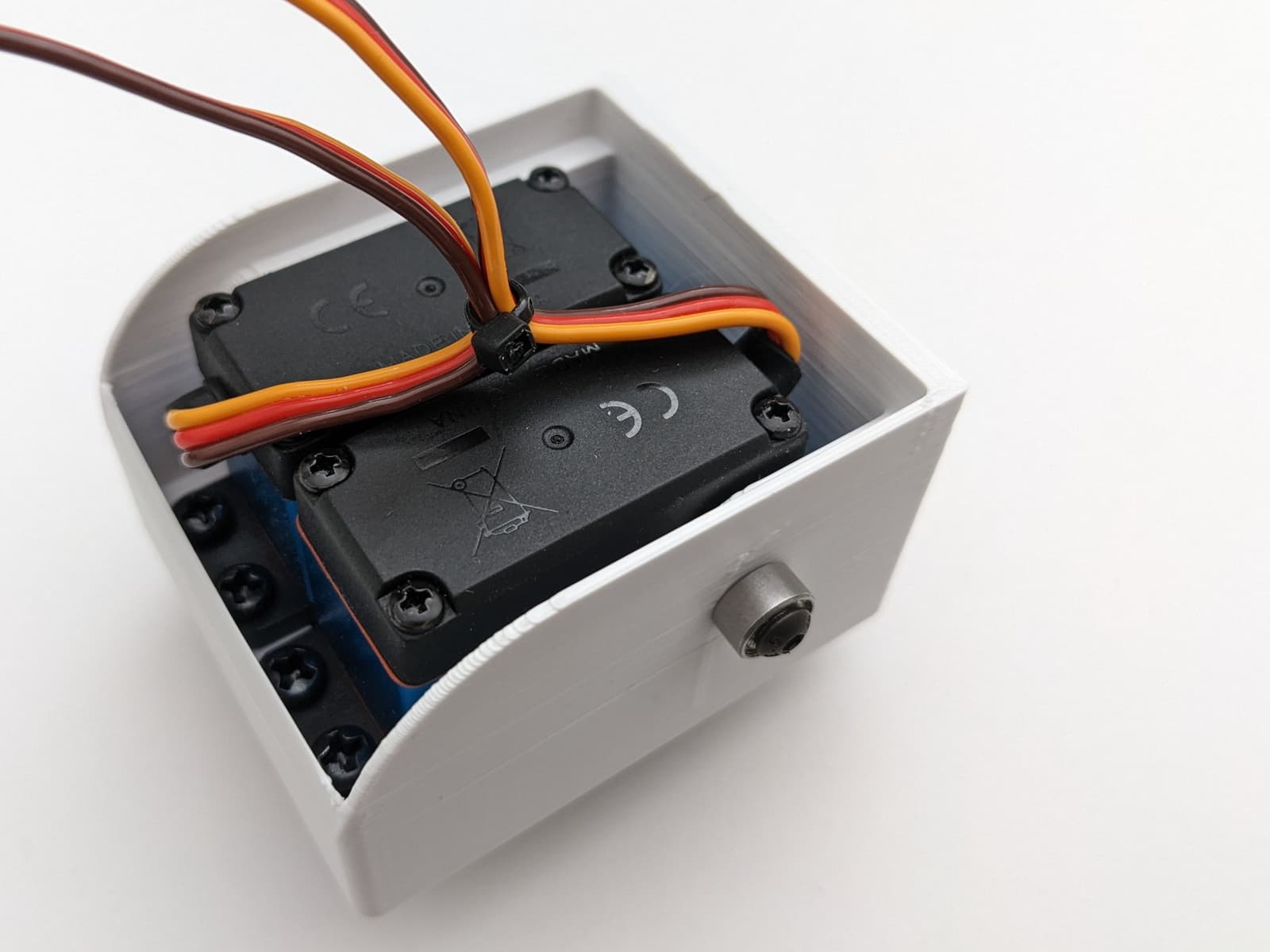 zuko-v2.1-hip-servos-assembled-showing-wires.jpg
