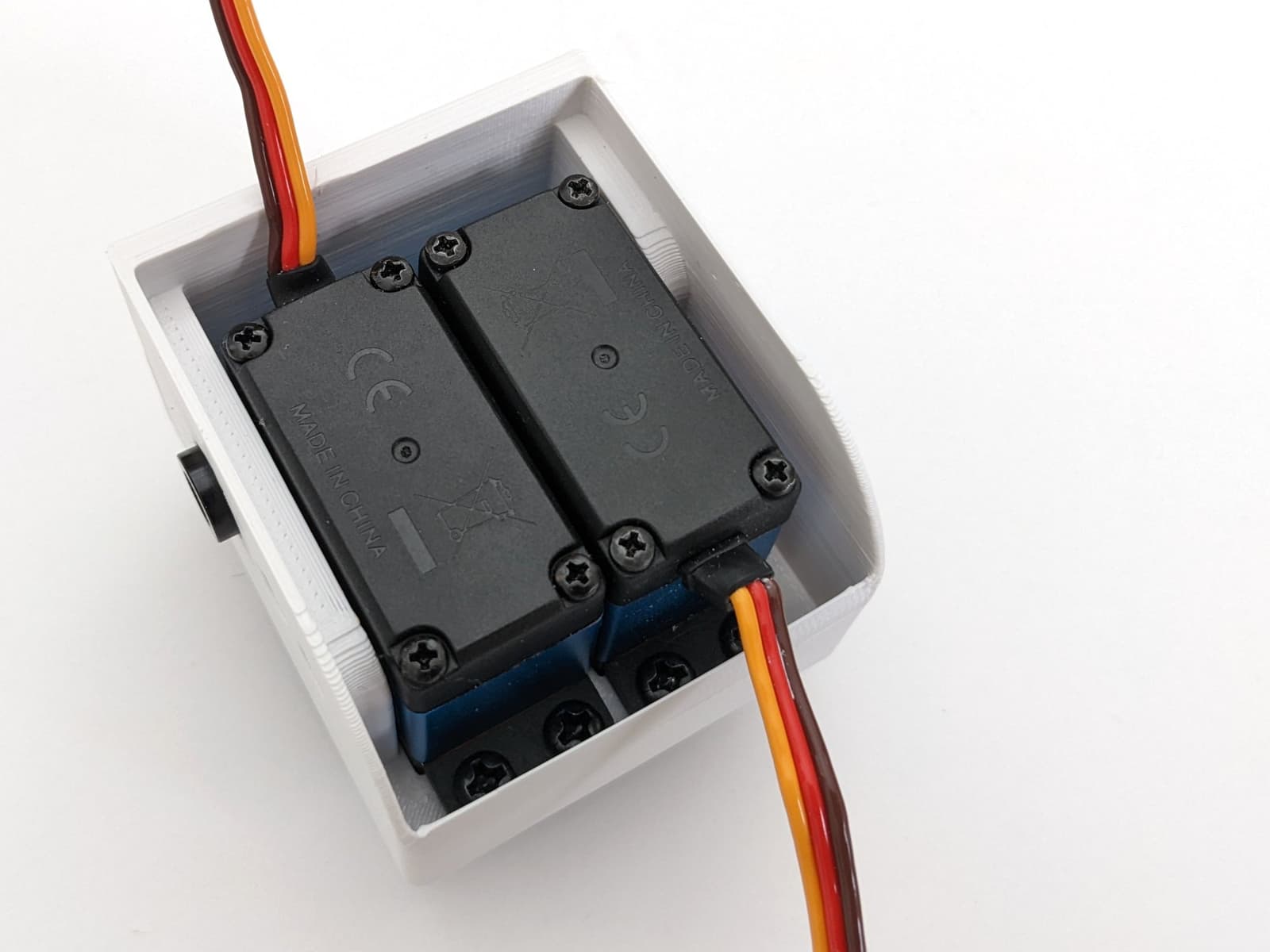 zuko-v2.1-hip-servos-screwed-in-place.jpg